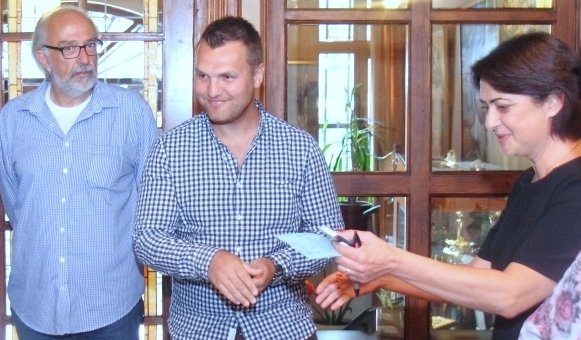 Връчване на материали на заключителната конференция по проекта БИД
