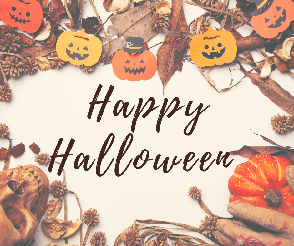 Хартиени тикви и есенни листа около надпис Happy Halloween