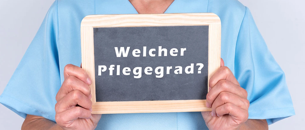 Медицинска сестра държи черна дъска с надпис Welcher Pflegegrad?